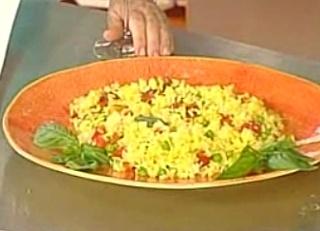 Insalata di riso giallo e polpettone nei peperoni