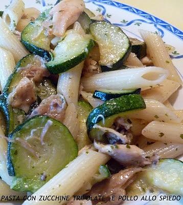 Mezze penne con zucchine trifolate e avanzi di pollo allo spiedo