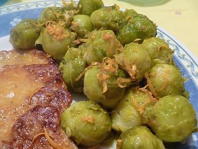 Fettine di lonza di maiale all'arancia con cavoletti di Bruxelles all'arancia e salvia