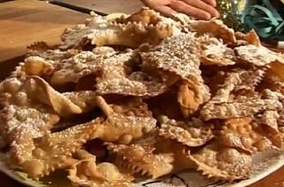 Chiacchiere fatte in casa con ingredienti semplici
