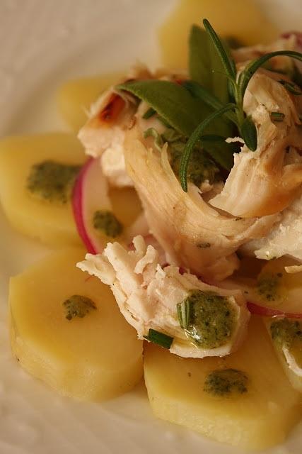 Insalata di pollo con cipolle rosse e patate alle erbe