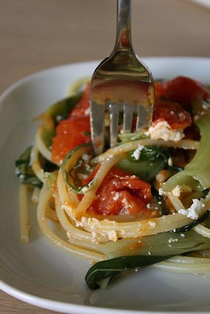 Spaghetti con cicorie, cacioricotta e sugo di pomodorini al basilico