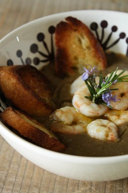 Crema di lenticchie con gamberi al rosmarino e bruschetta all'aglio