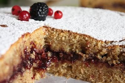 Torta integrale con mandorle e marmellata di mirtilli