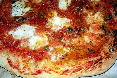 Pizza fatta in casa croccante fuori morbida dentro