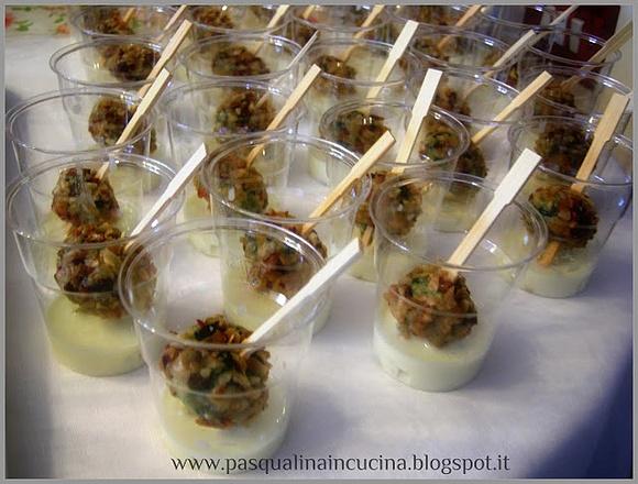 Polpettine di spinaci in crosta di nocciole con crema al gorgonzola