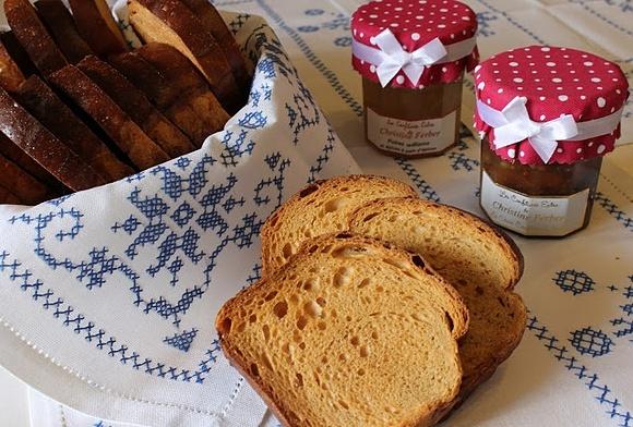Fette biscottate fatte in casa con confettura di pere williams e pan d'epices