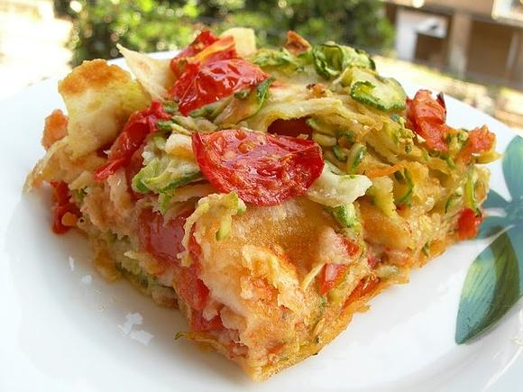 Millefoglie di pane carasau con zucchine e pomodorini
