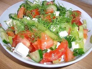 Insalata ricca con pomodori, cetrioli, cipollotto, peperone, formaggio e finocchio