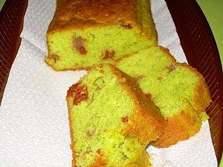 Cake salato con pesto di rucola acciughe e pomodori secchi