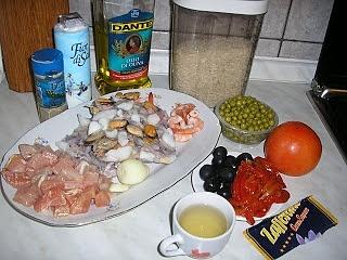 Paella con pollo e frutti di mare