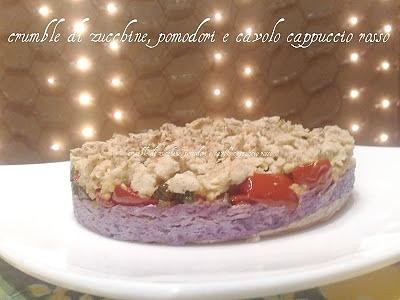 Crumble di zucchine pomodori e cavolo cappuccio rosso