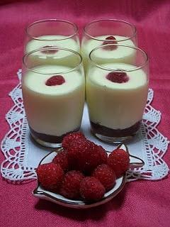 Mousse al cioccolato bianco con lamponi