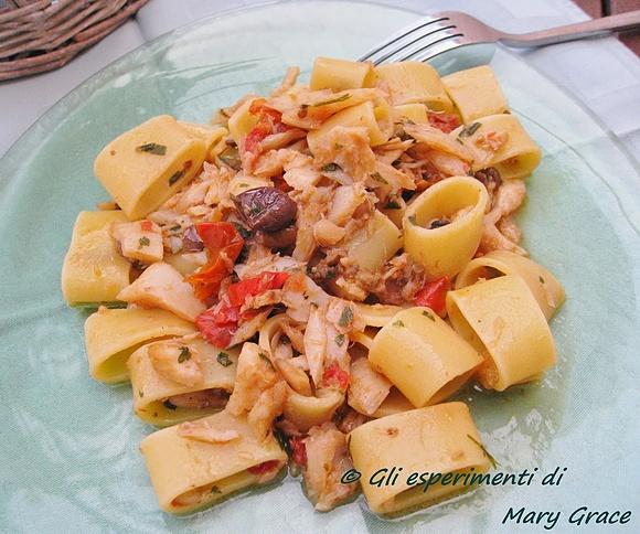 Pasta calamarata con ragù di stoccafisso pomodorini e olive taggiasche