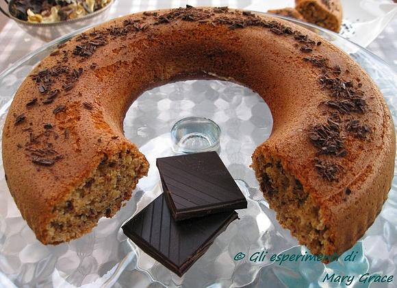 Ciambella integrale di farro con amaretti cioccolato fondente e nocciole
