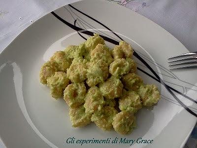 Gnocchi di farina di ceci con pesto di zucchine