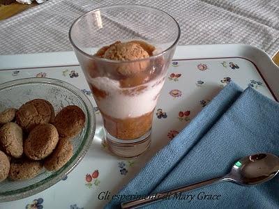 Coppette di pesche, amaretto e gelato, dessert estivo leggero