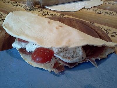 Piadina con mozzarella di bufala, prosciutto crudo e pomodorini Piccadilly