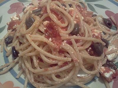 Spaghetti con pomodorini quartirolo e olive taggiasche