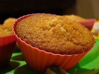 Muffin con yogurt alla fragola e gocce di cioccolato bianco