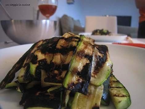 Torretta di zucchine e pollo grigliato