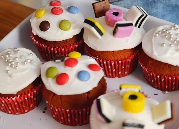 Cupcakes decorati alla vaniglia con crema al burro