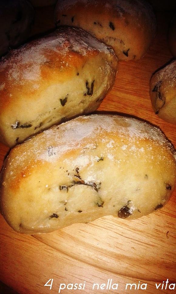 Bocconcini di pane al basilico fatti a mano