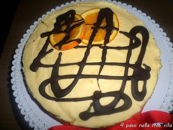 Torta mousse all'arancia su base di wafer alla nocciola