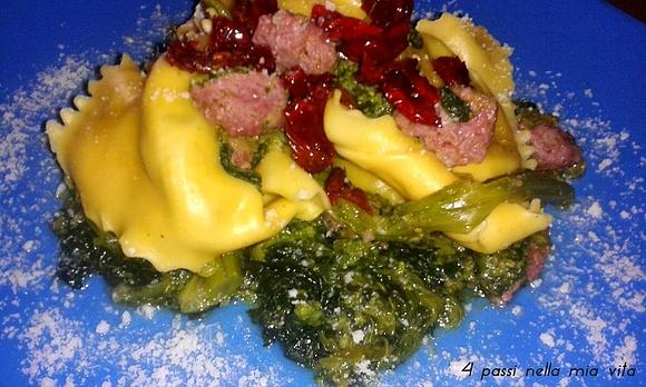 Tortelloni con cime di rapa, salsiccia e pomodori secchi