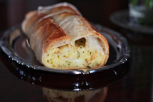 Strudel salato di patate e scamorza affumicata