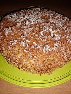 Dolce domenicale Pan di Spagna con crema pasticcera e marmellata di fragole