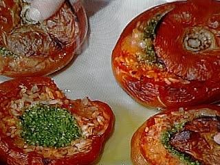 Pomodori ripieni di riso con pesto e mozzarella