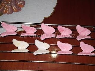 Farfalle, fiori e foglie in pasta di zucchero