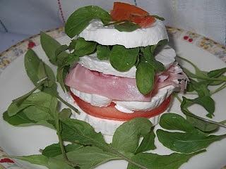 Millefoglie con Primosale Osella, rucola, pomodoro e prosciutto cotto