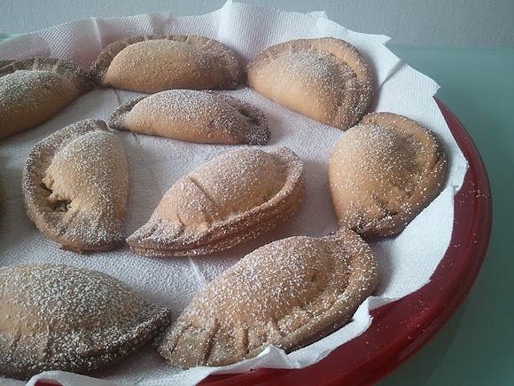 Ravioli dolci di pasta frolla con nutella e nocciole
