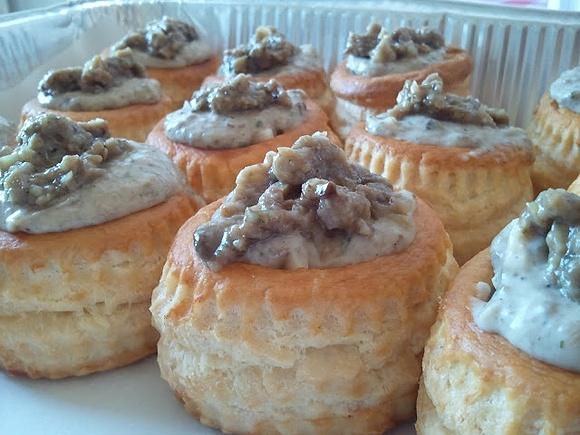 Vol au vent ai funghi e besciamella con cuore di formaggio filante