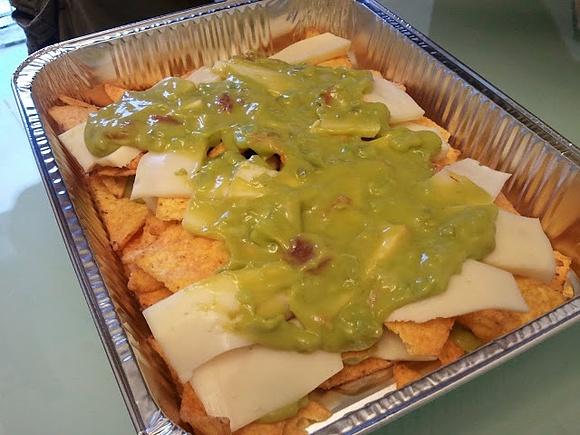 Formato di nachos con formaggio e guacamole