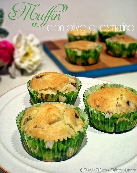 Muffin salati con maionese, olive verdi e rosmarino