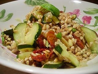 Farro con zucchine mandorle e pomodorini secchi al basilico