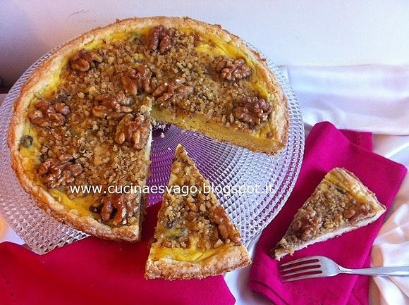 Crostata con crema pasticcera, uvette e noci