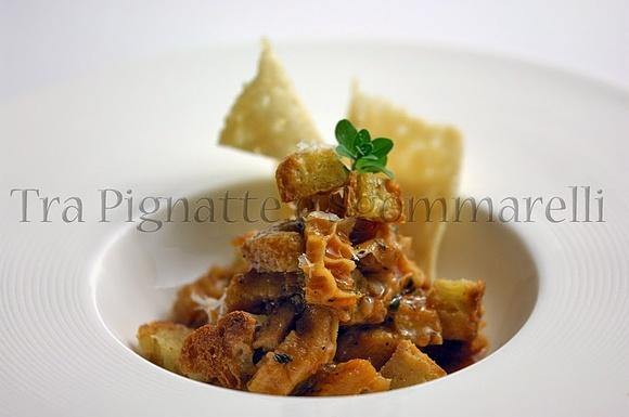 Trippa alla birra con crostini di pane e cialde di parmigiano
