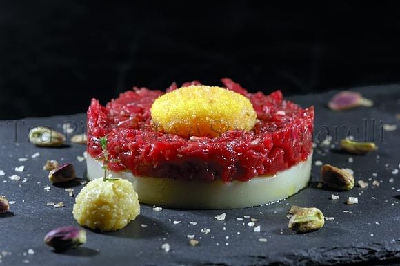 Tartare di chianina con gelatina di cipolla, tuorlo d'uovo fritto e salsa di rafano al miele