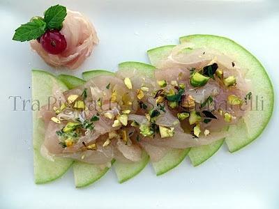 Carpaccio di ricciola, mela verde e pistacchi con emulsione al balsamico e menta