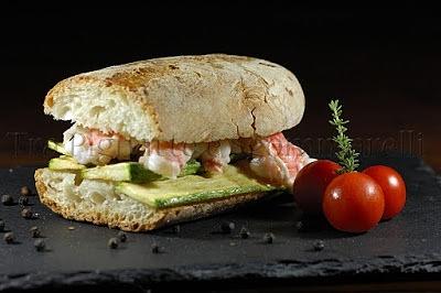 Panino con scampi al vapore, zucchina romana grigliata e maionese fatta in casa