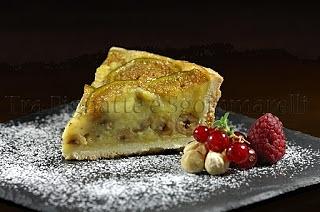 Torta di frolla con nocciole, crema pasticcera e fichi