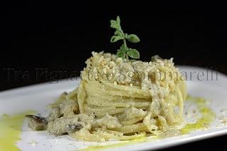 Spaghetti con crema di coda di rospo, melanzane saltate e mollica di pane all'origano