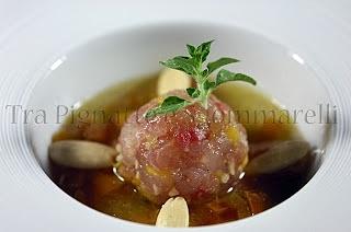 Pralina di dentice con mango, mandorle e brodo di cipollotti