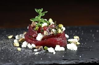 Boccioli di tonno con mozzarella, pistacchi, emulsione di balsamico e origano