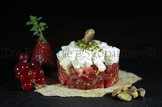 Tartare di manzo con mozzarella di bufala e fragole al pesto di pistacchi