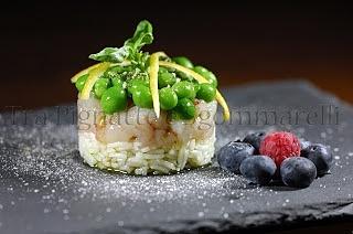 Tartare di gamberoni con riso basmati e piselli al vapore, pesto di basilico e limone